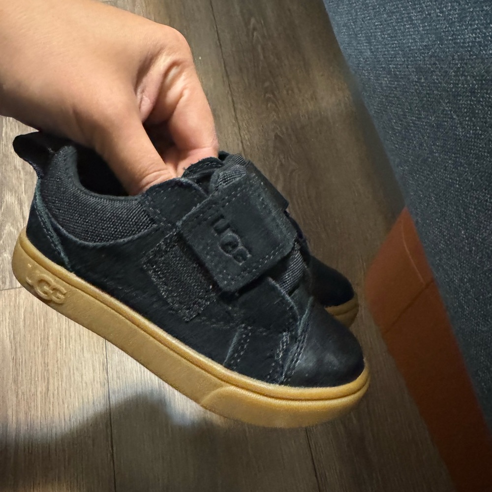 UGG Rennon Low Leather Slip On Velcro Shoes Kid Size 7